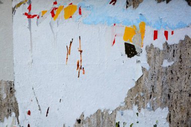 Eski grunge duvarlarındaki renkli yırtık posterler yaratıcı ve soyut arkaplan