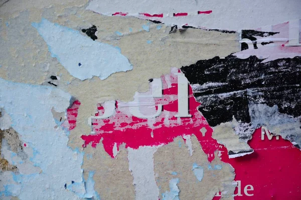 Cartazes Coloridos Rasgados Paredes Antigas Grunge Como Fundo Criativo Abstrato — Fotografia de Stock