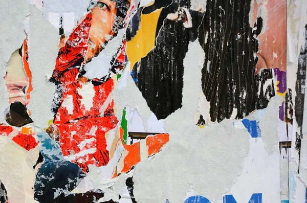 Eski grunge duvarlarındaki renkli yırtık posterler yaratıcı ve soyut arkaplan
