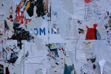 Eski grunge duvarlarındaki renkli yırtık posterler yaratıcı ve soyut arkaplan