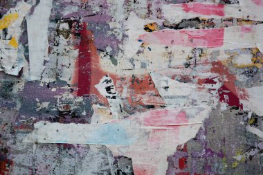 Eski grunge duvarlarındaki renkli yırtık posterler yaratıcı ve soyut arkaplan