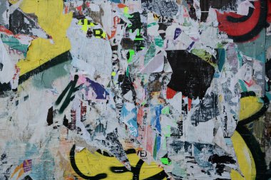 Eski grunge duvarlarındaki renkli yırtık posterler yaratıcı ve soyut arkaplan