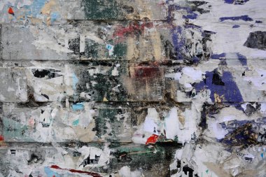 Eski grunge duvarlarındaki renkli yırtık posterler yaratıcı ve soyut arkaplan