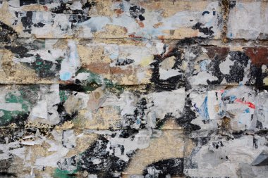 Eski grunge duvarlarındaki renkli yırtık posterler yaratıcı ve soyut arkaplan