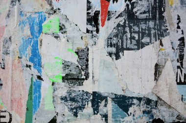 Eski grunge duvarlarındaki renkli yırtık posterler yaratıcı ve soyut arkaplan