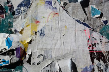 Eski grunge duvarlarındaki renkli yırtık posterler yaratıcı ve soyut arkaplan