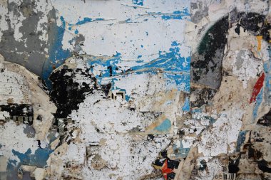 Eski grunge duvarlarındaki renkli yırtık posterler yaratıcı ve soyut arkaplan
