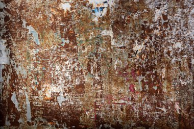 Eski grunge duvarlarındaki renkli yırtık posterler yaratıcı ve soyut arkaplan