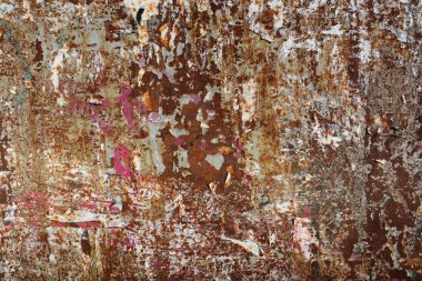 Eski grunge duvarlarındaki renkli yırtık posterler yaratıcı ve soyut arkaplan