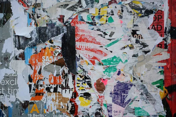 Carteles Desgarrados Coloridos Paredes Viejas Grunge Como Fondo Creativo Abstracto — Foto de Stock