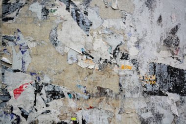 Renkli metin için yer ile yaratıcı ve soyut arka plan olarak grunge eski duvarlara poster yırtılmış