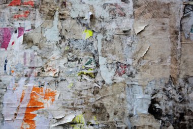 Renkli metin için yer ile yaratıcı ve soyut arka plan olarak grunge eski duvarlara poster yırtılmış
