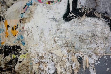 Renkli metin için yer ile yaratıcı ve soyut arka plan olarak grunge eski duvarlara poster yırtılmış