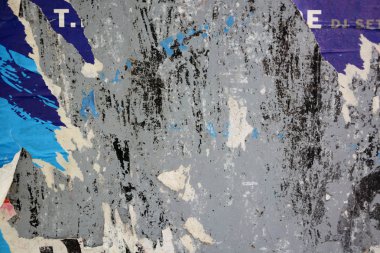 Renkli metin için yer ile yaratıcı ve soyut arka plan olarak grunge eski duvarlara poster yırtılmış