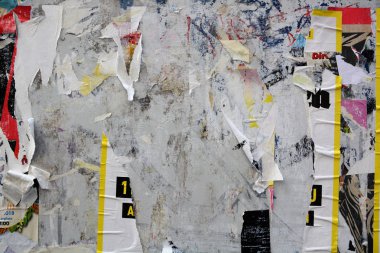 Renkli metin için yer ile yaratıcı ve soyut arka plan olarak grunge eski duvarlara poster yırtılmış