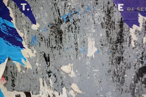 Affiches Déchirées Colorées Sur Vieux Murs Grunge Comme Fond Créatif — Photo