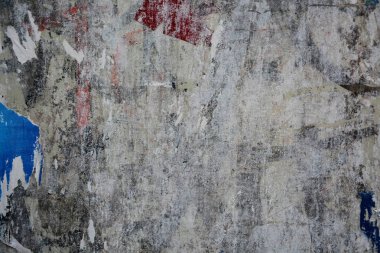 Renkli metin için yer ile yaratıcı ve soyut arka plan olarak grunge eski duvarlara poster yırtılmış