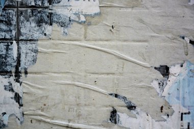 Renkli metin için yer ile yaratıcı ve soyut arka plan olarak grunge eski duvarlara poster yırtılmış