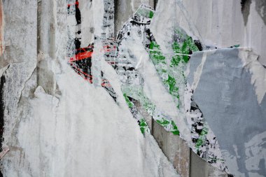 Renkli metin için yer ile yaratıcı ve soyut arka plan olarak grunge eski duvarlara poster yırtılmış