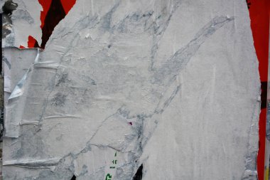 Renkli metin için yer ile yaratıcı ve soyut arka plan olarak grunge eski duvarlara poster yırtılmış