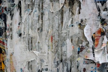 Renkli metin için yer ile yaratıcı ve soyut arka plan olarak grunge eski duvarlara poster yırtılmış