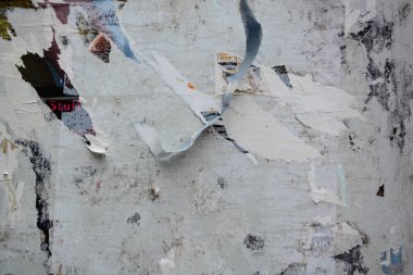 Renkli metin için yer ile yaratıcı ve soyut arka plan olarak grunge eski duvarlara poster yırtılmış