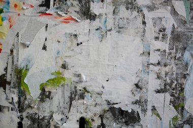 Renkli metin için yer ile yaratıcı ve soyut arka plan olarak grunge eski duvarlara poster yırtılmış