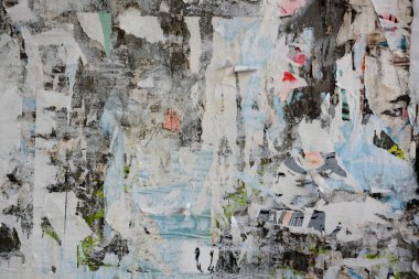 Renkli metin için yer ile yaratıcı ve soyut arka plan olarak grunge eski duvarlara poster yırtılmış