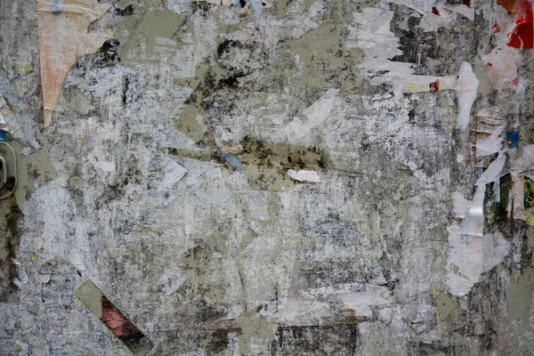 Cartazes Coloridos Rasgados Paredes Antigas Grunge Como Fundo Criativo Abstrato — Fotografia de Stock