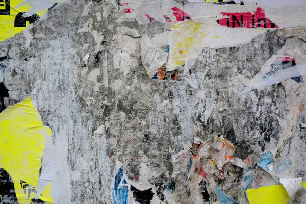 Manifesti Strappati Colorati Vecchi Muri Grunge Come Sfondo Creativo Astratto — Foto Stock