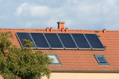 evin çatısında güneş enerjisi panelleri