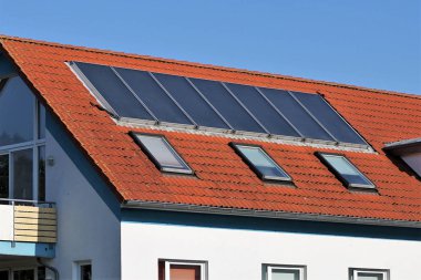evin çatısında güneş enerjisi panelleri
