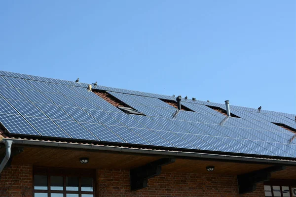 Solenergi paneler på taket av huset — Stockfoto