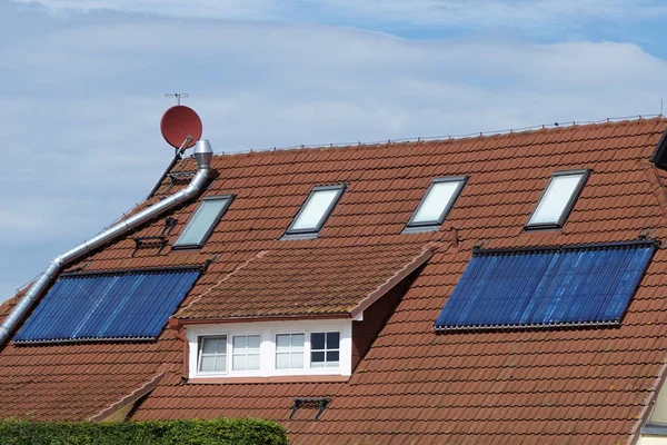 Painéis de energia solar no telhado da casa — Fotografia de Stock