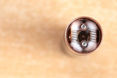 Elektronik sigara. Rda atomizer eski bobinlerin değiştirilmesi. Yeni bobinler ve yeni pamuk atomizer yüklü.