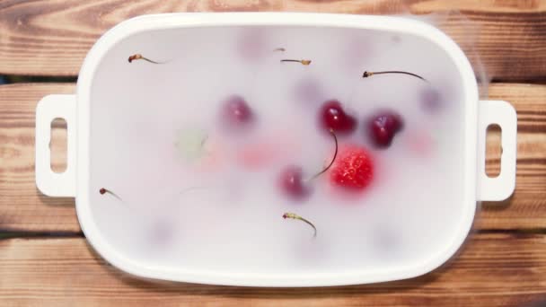 Bayas Cerezas Fresas Maduras Jugosas Plato Blanco Cubierto Niebla Matutina — Vídeo de stock