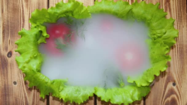 Plato Está Decorado Con Lechuga Son Tomates Pepino Rábanos Cubiertos — Vídeos de Stock