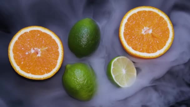 Frische Tropische Früchte Orangen Und Limetten Werden Durch Einen Kalten — Stockvideo