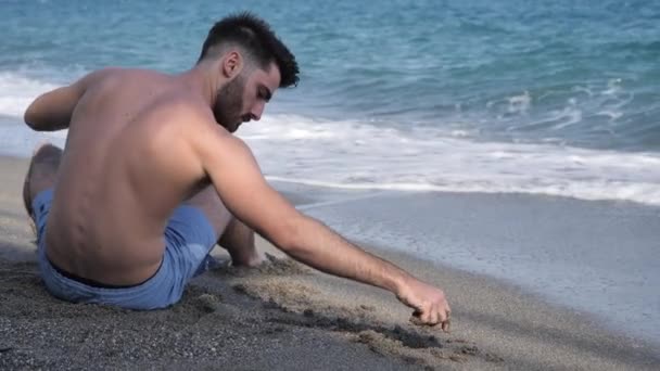 해변에서 여름을 작성 하는 젊은 남자 — 비디오