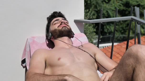 Shirtless Fit Young Man Drying Hot Sun Ascoltare Musica Attraverso — Video Stock