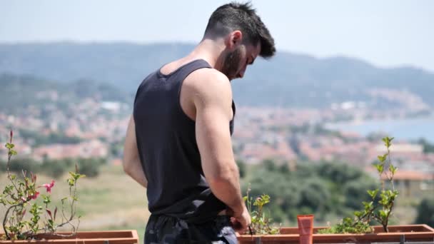 Привлекательный мускулистый молодой человек раздевается — стоковое видео