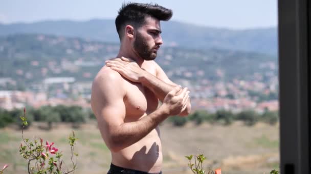 Shirtless jongeman zetten zonnebrandcrème crème — Stockvideo