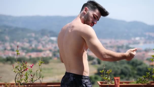 Shirtless giovane uomo guardando la sua pelle peeling — Video Stock