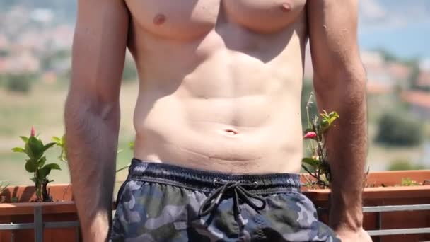 Verticale pan van shirtless atletische man — Stockvideo