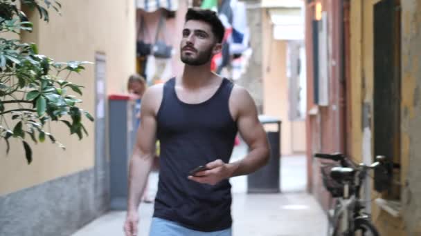 Jovem turista do sexo masculino explorando cidade italiana velha — Vídeo de Stock