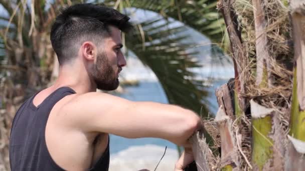 해변 산책로에 매력적인 운동 젊은 남자 — 비디오