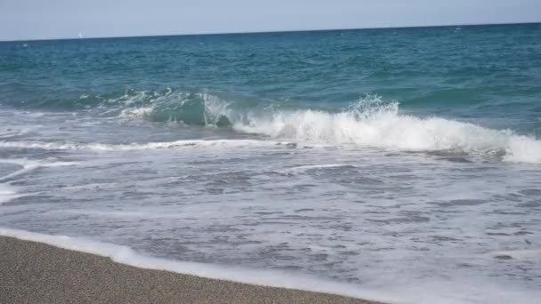 Utsikt över stranden och havet i dagsljus — Stockvideo