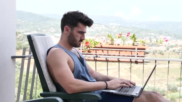 Handosme Man Trabajando en casa en Computer Desk — Vídeo de stock