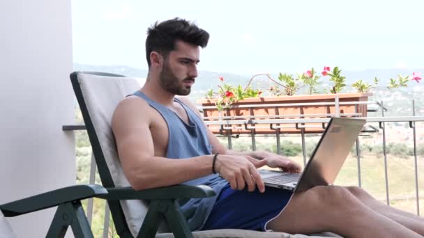 Handosme Man Trabajando en casa en Computer Desk — Vídeo de stock