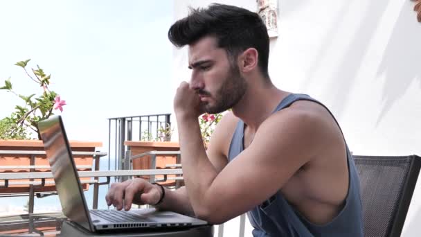 Bilgisayar Masasında Evde Çalışan Handosme Man — Stok video